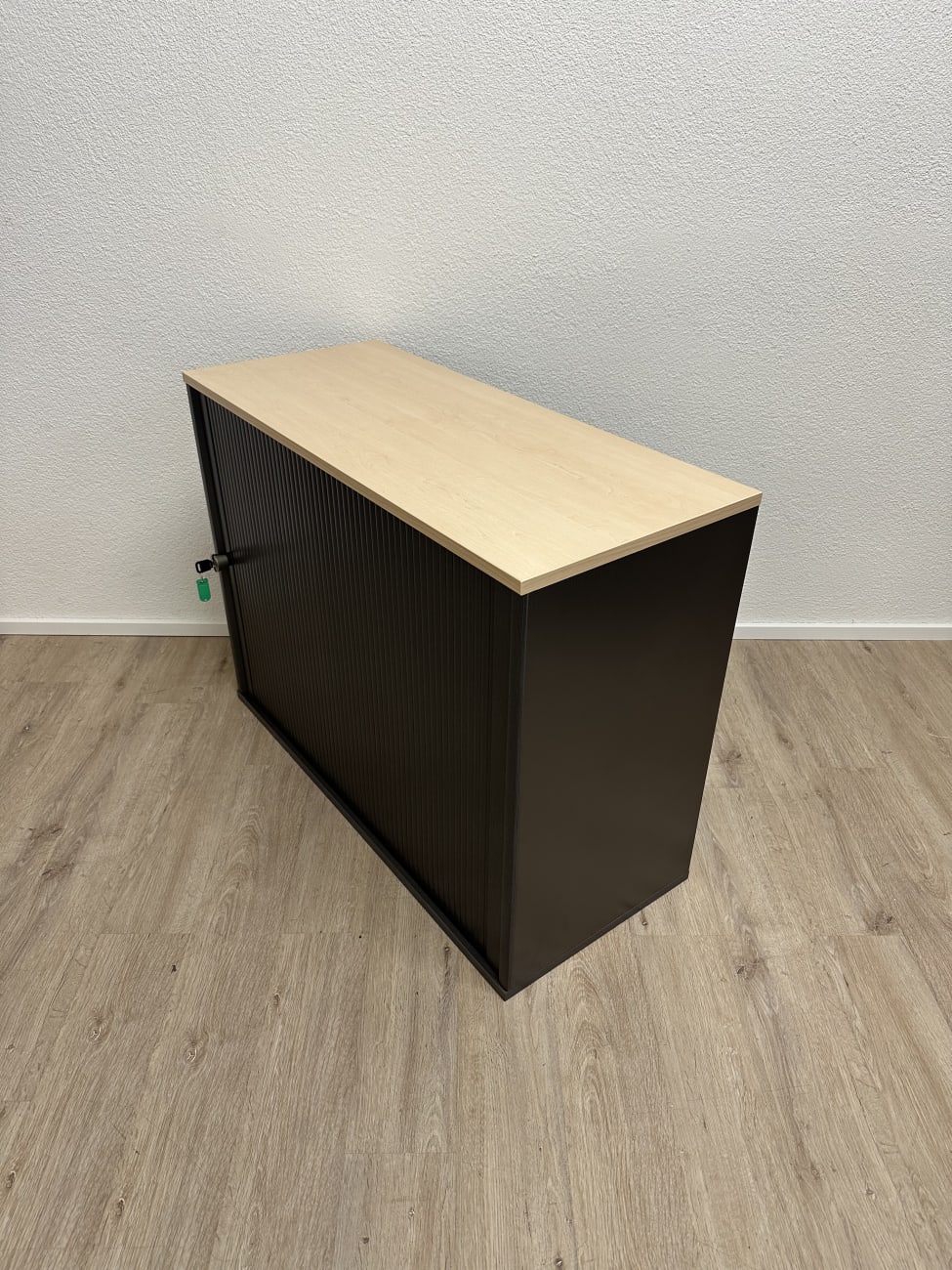 Büroschrank mit Schiebetüren sedus schwarz mit Holzplatte