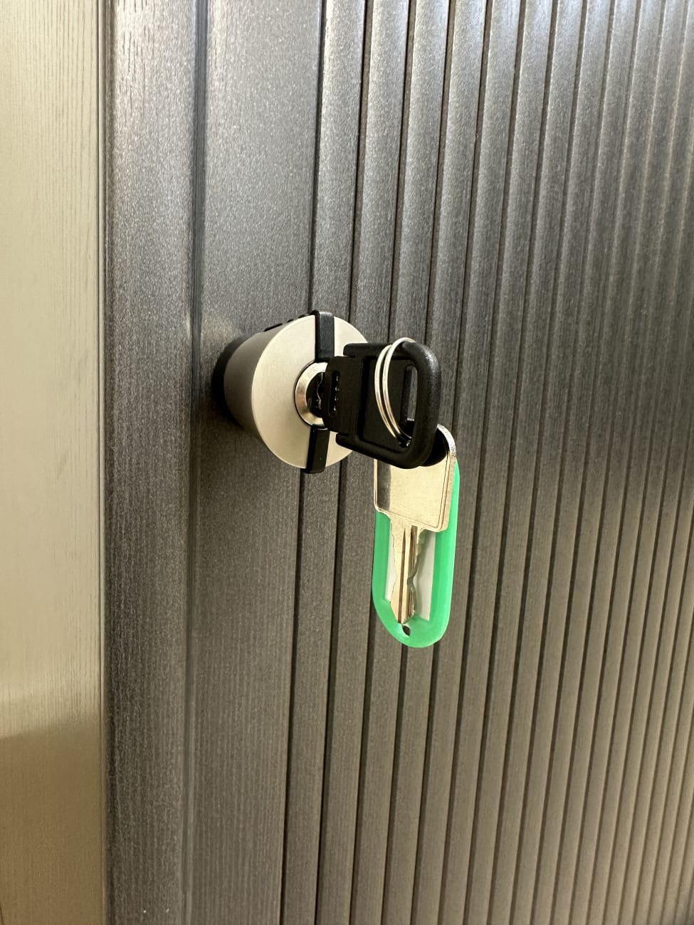 Büroschrank mit Schiebetüren sedus schwarz mit Holzplatte