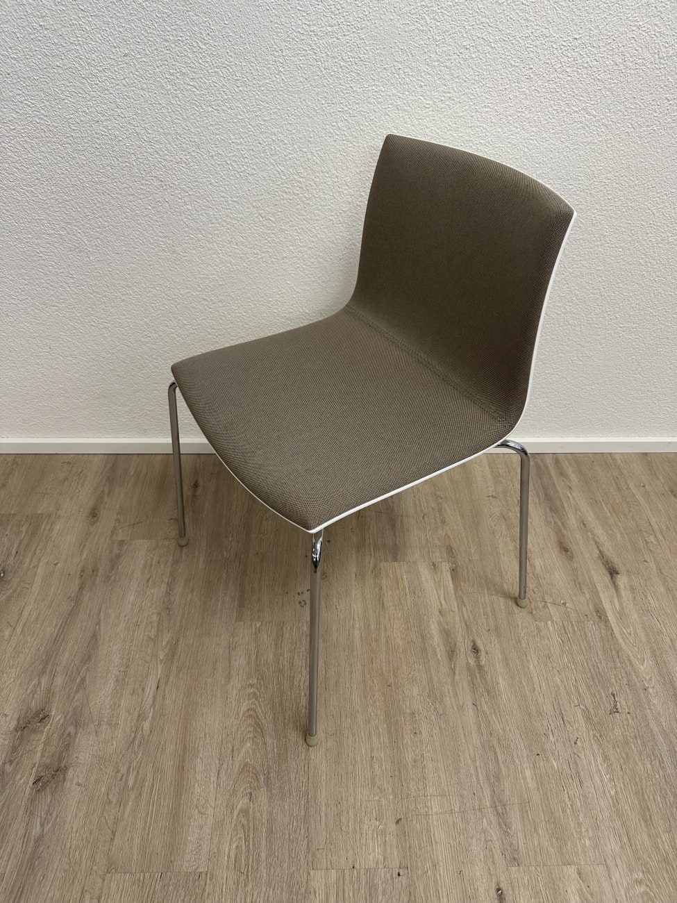 Vintage Freischwinger Stuhl arper mit braunem Sitz