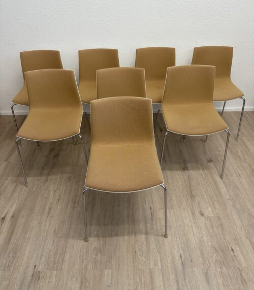 Vintage arper Essstuhl in warmem Beige mit Metallgestell