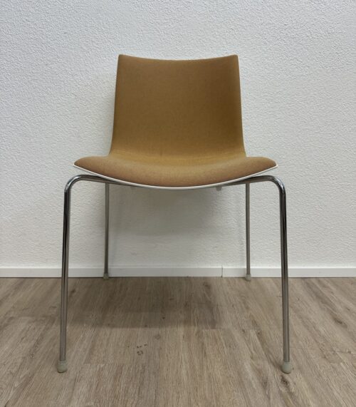 Vintage arper Essstuhl in warmem Beige mit Metallgestell