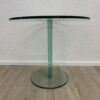 Moderner Beistelltisch aus Glas mit klarem Sockel
