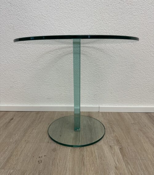 Moderner Beistelltisch aus Glas mit klarem Sockel