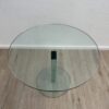 Moderner Beistelltisch aus Glas mit klarem Sockel