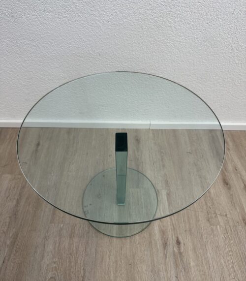 Moderner Beistelltisch aus Glas mit klarem Sockel