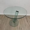 Moderner Beistelltisch aus Glas mit klarem Sockel