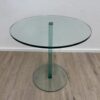 Moderner Beistelltisch aus Glas mit klarem Sockel