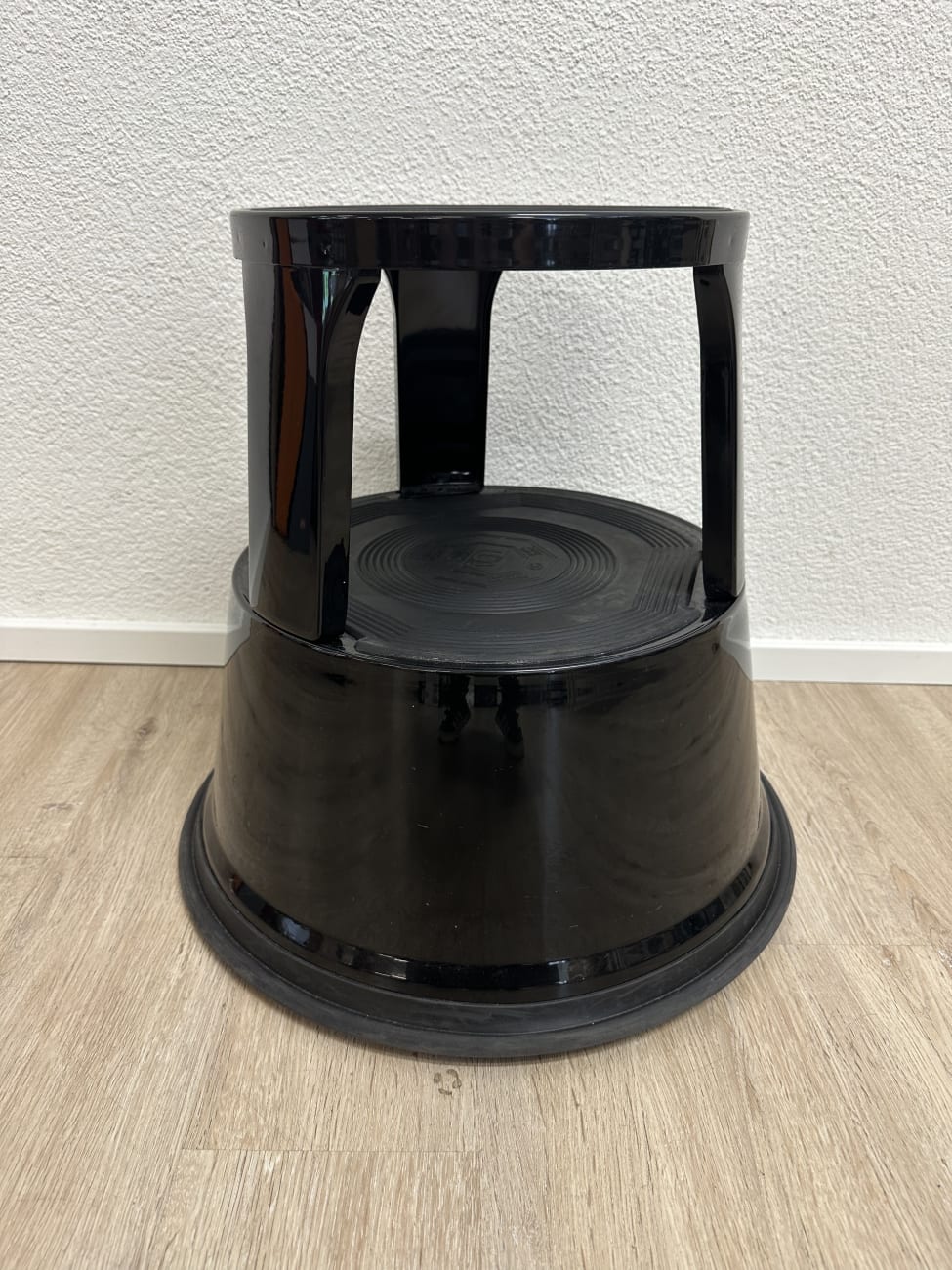 Rollhocker ALCO schwarz aus Kunststoff