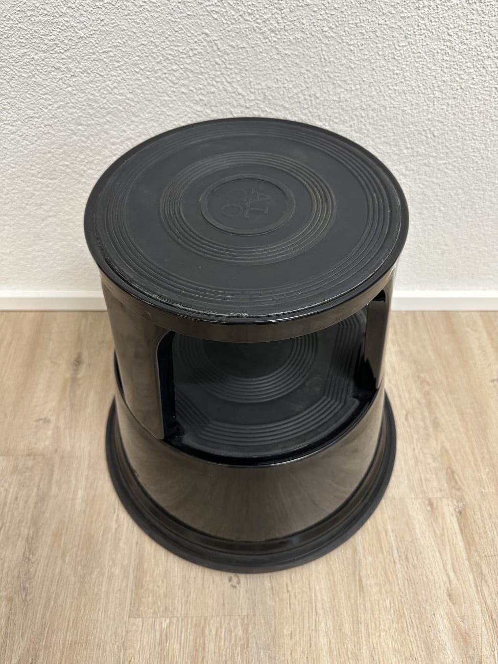 Rollhocker ALCO schwarz aus Kunststoff