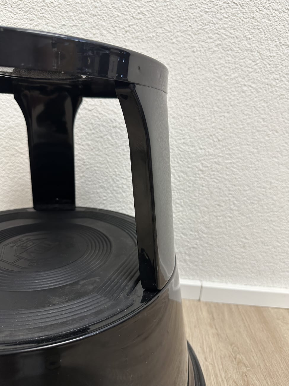 Rollhocker ALCO schwarz aus Kunststoff