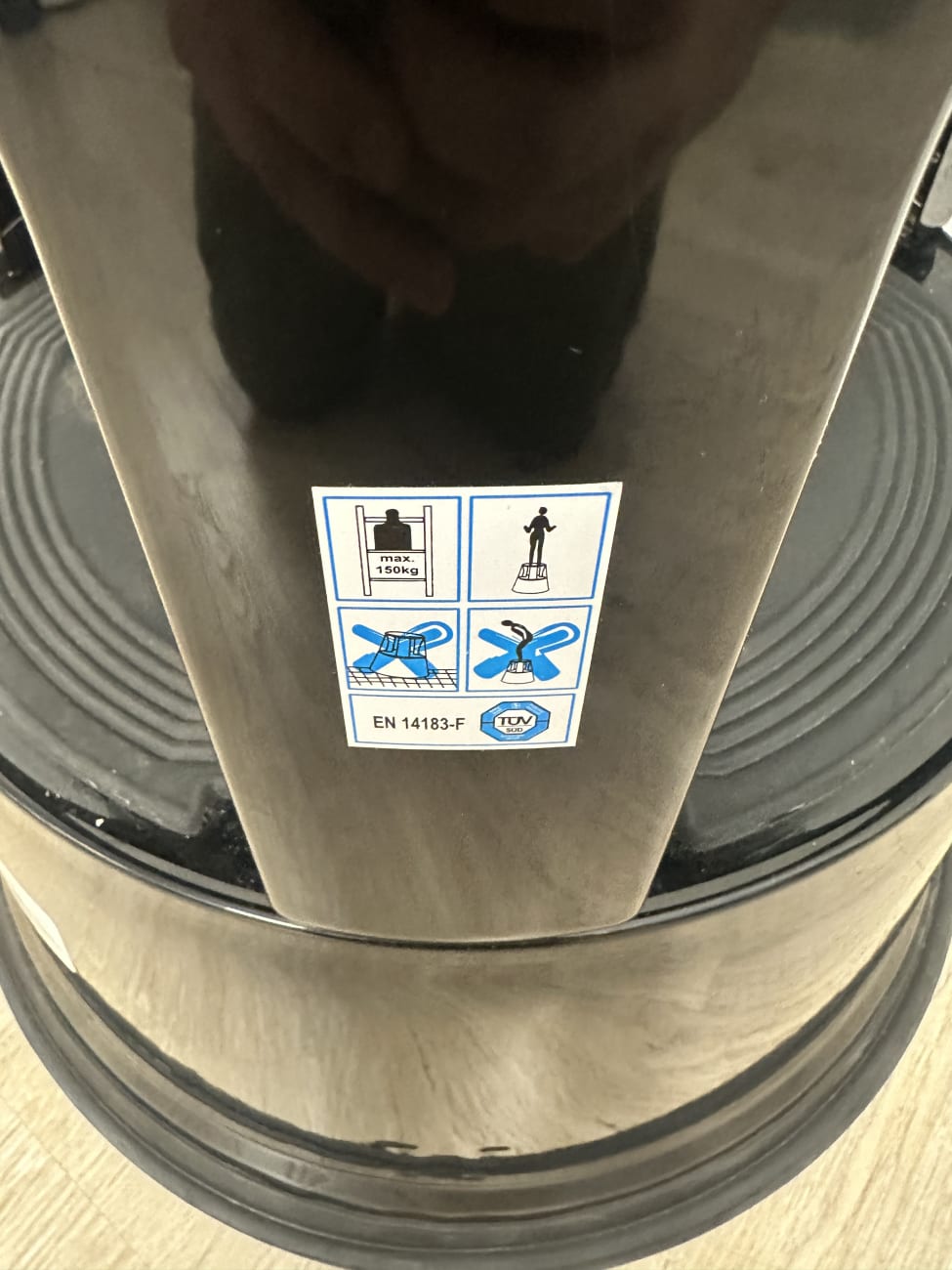 Rollhocker ALCO schwarz aus Kunststoff