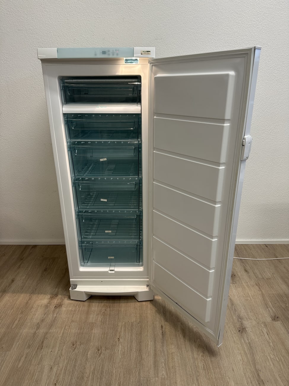 Electrolux Standgefrierschrank mit Glasablagen