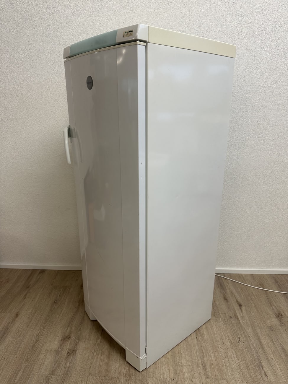 Electrolux Standgefrierschrank mit Glasablagen