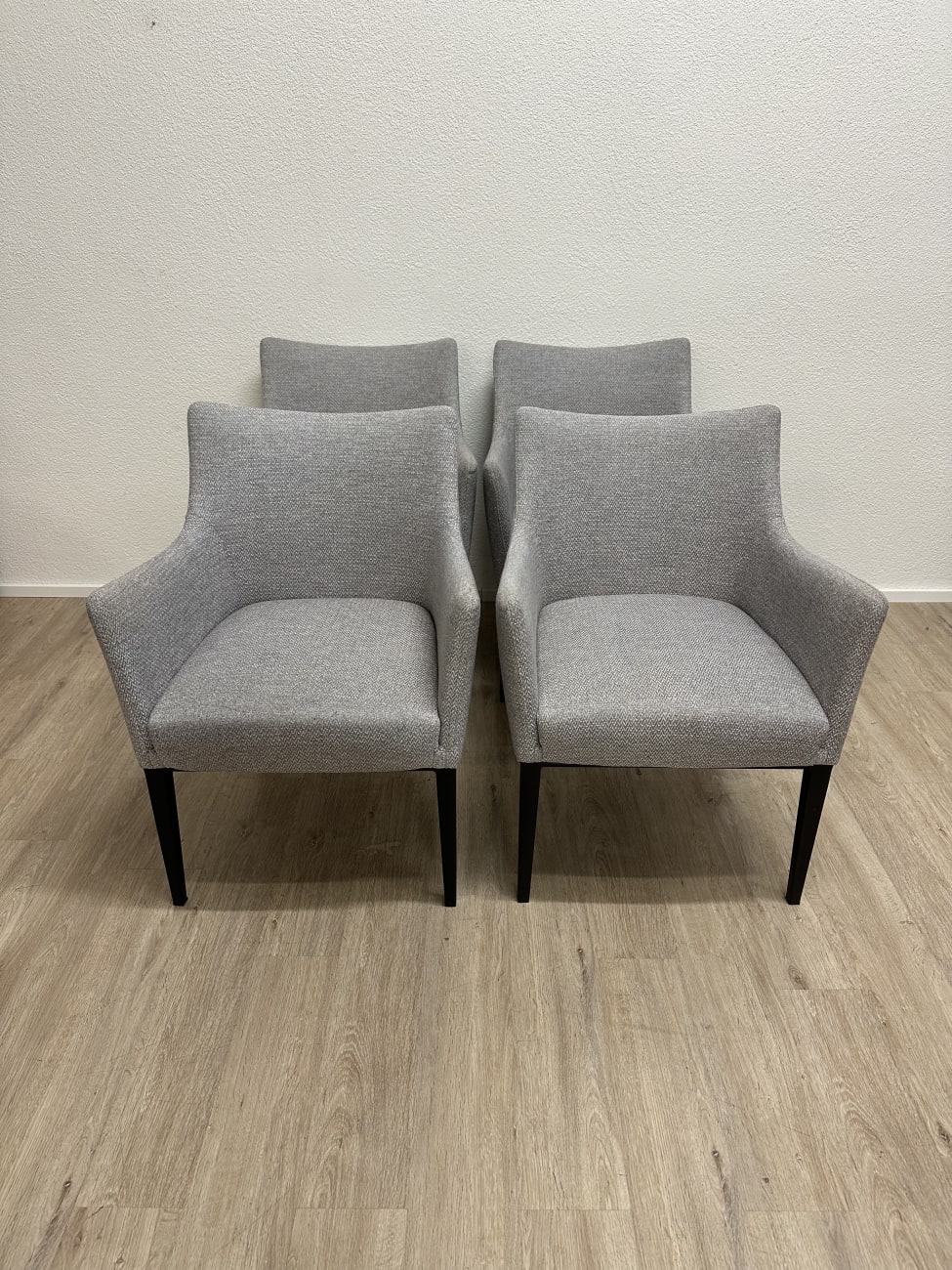 Moderner grauer Armlehnensessel mit Stoffbezug