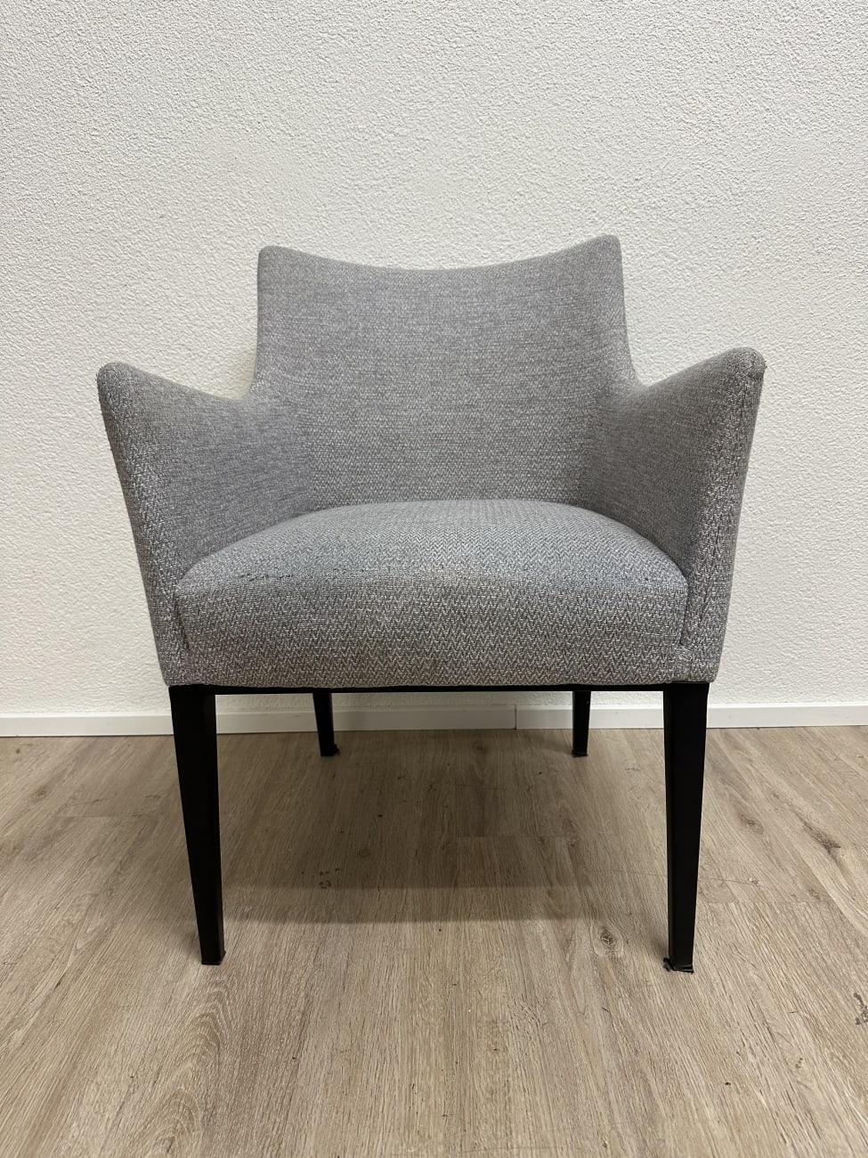 Moderner grauer Armlehnensessel mit Stoffbezug