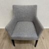 Moderner grauer Armlehnensessel mit Stoffbezug