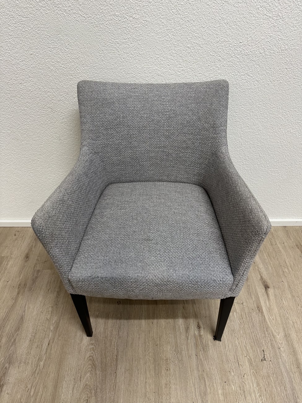 Moderner grauer Armlehnensessel mit Stoffbezug