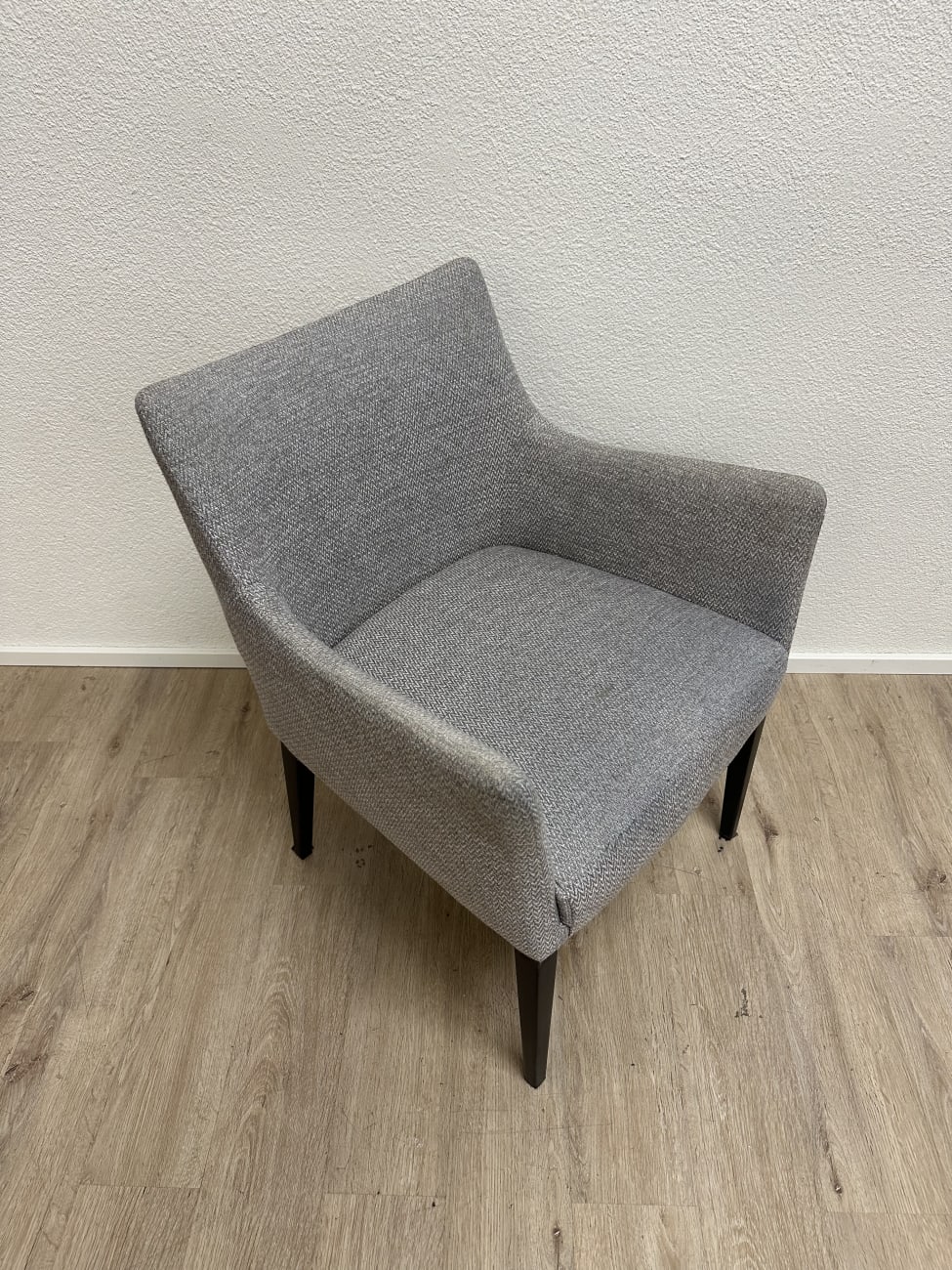 Moderner grauer Armlehnensessel mit Stoffbezug