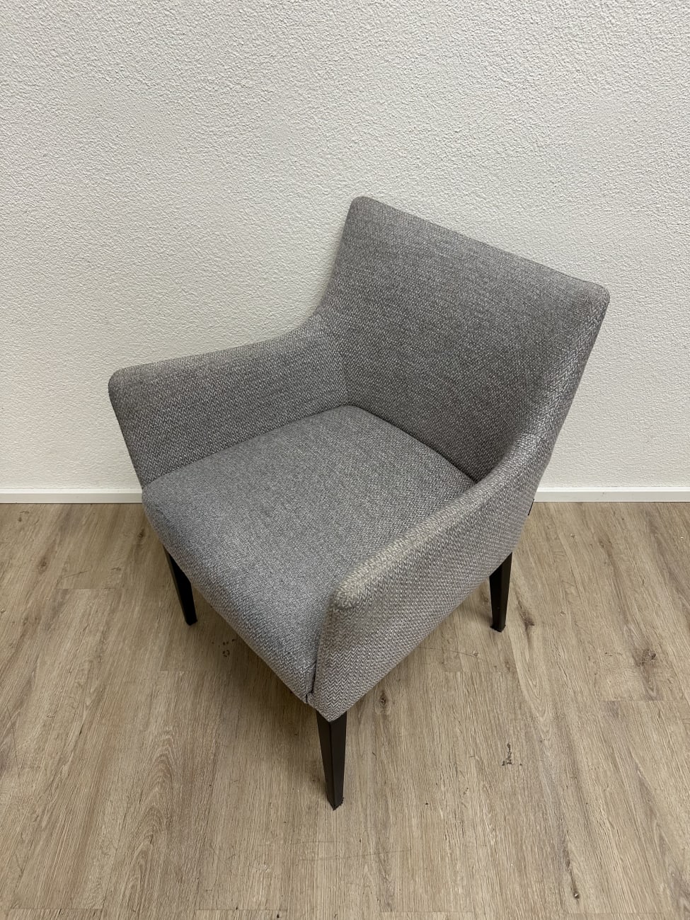 Moderner grauer Armlehnensessel mit Stoffbezug