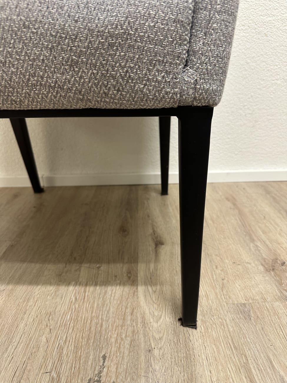 Moderner grauer Armlehnensessel mit Stoffbezug