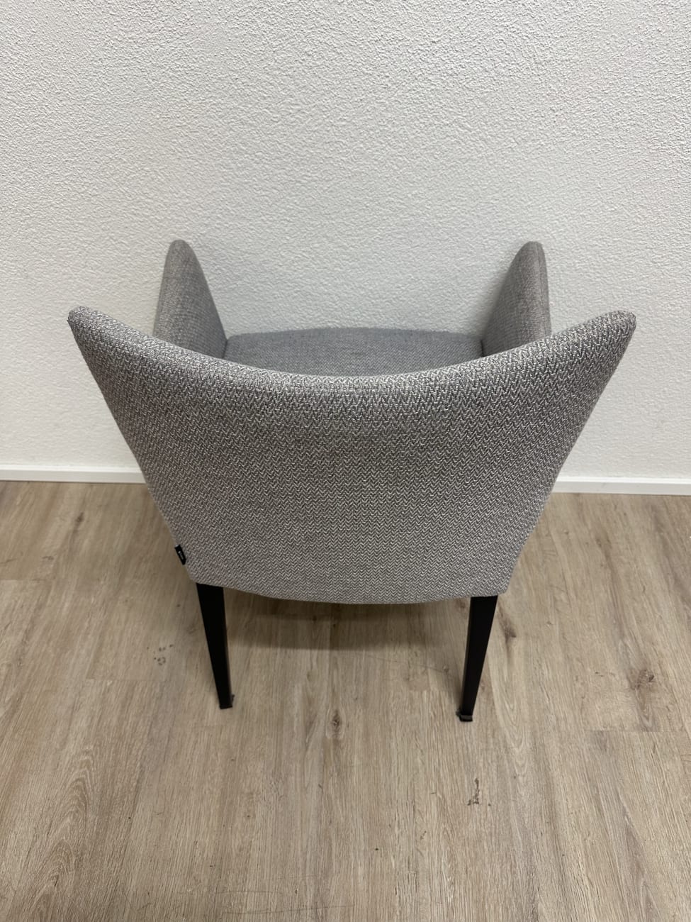 Moderner grauer Armlehnensessel mit Stoffbezug