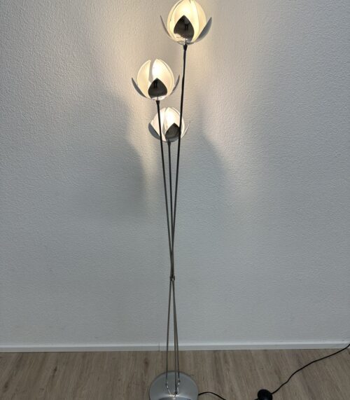 Moderne Stehlampe mit drei Blütenleuchten Briloner