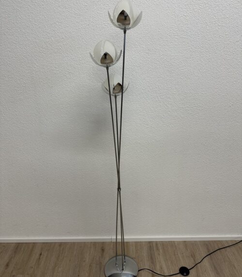 Moderne Stehlampe mit drei Blütenleuchten Briloner