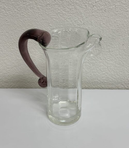 Vintage Glas-Karaffe mit violettem Henkel und Rillenoptik