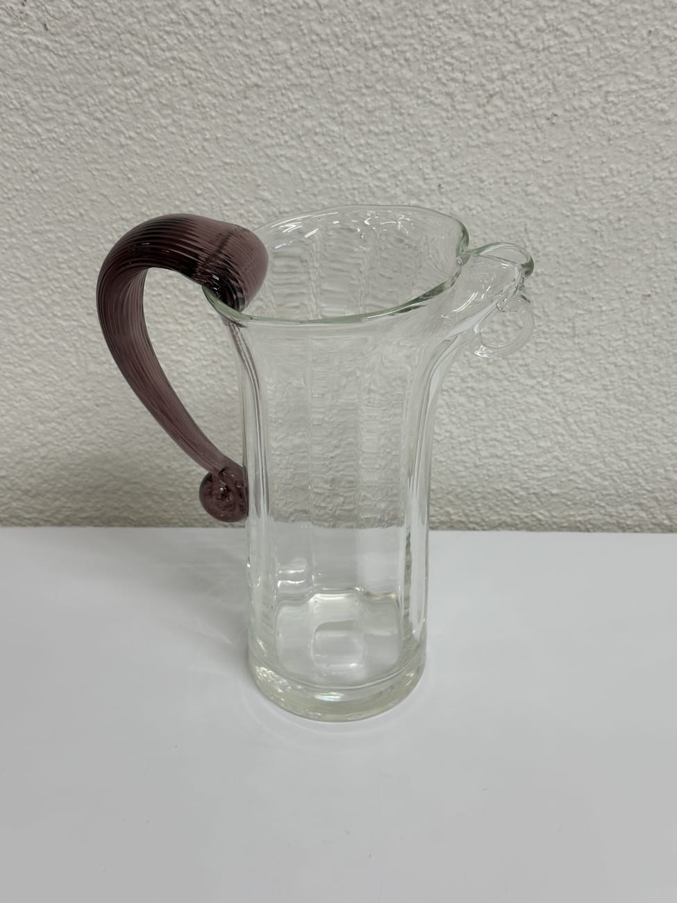 Vintage Glas-Karaffe mit violettem Henkel und Rillenoptik