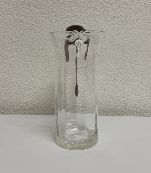 Vintage Glas-Karaffe mit violettem Henkel und Rillenoptik