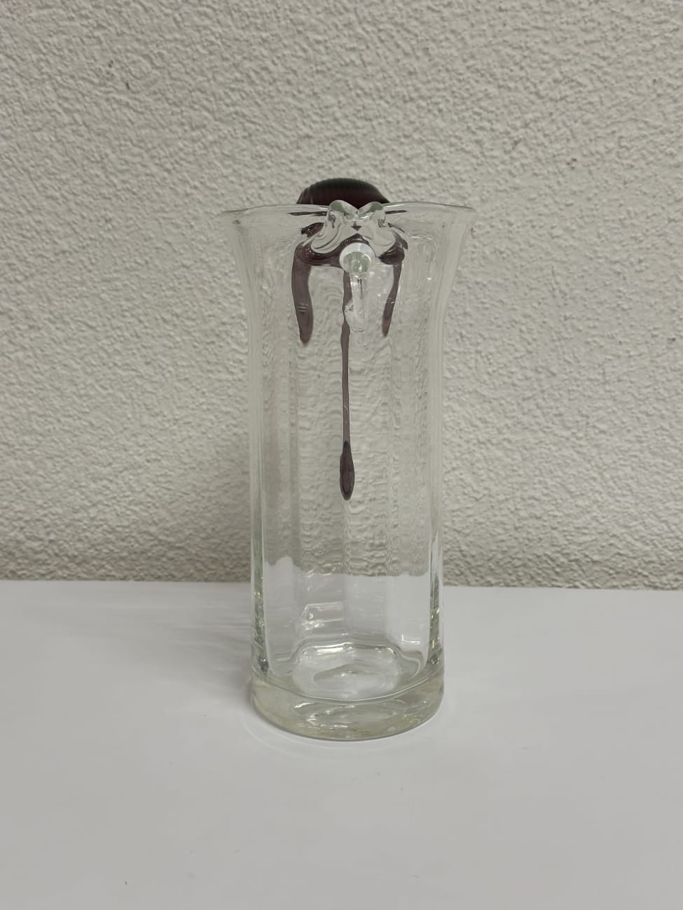 Vintage Glas-Karaffe mit violettem Henkel und Rillenoptik