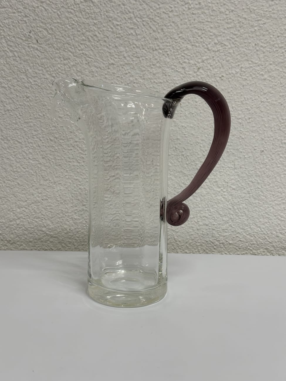 Vintage Glas-Karaffe mit violettem Henkel und Rillenoptik
