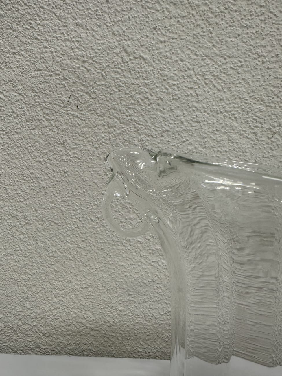 Vintage Glas-Karaffe mit violettem Henkel und Rillenoptik