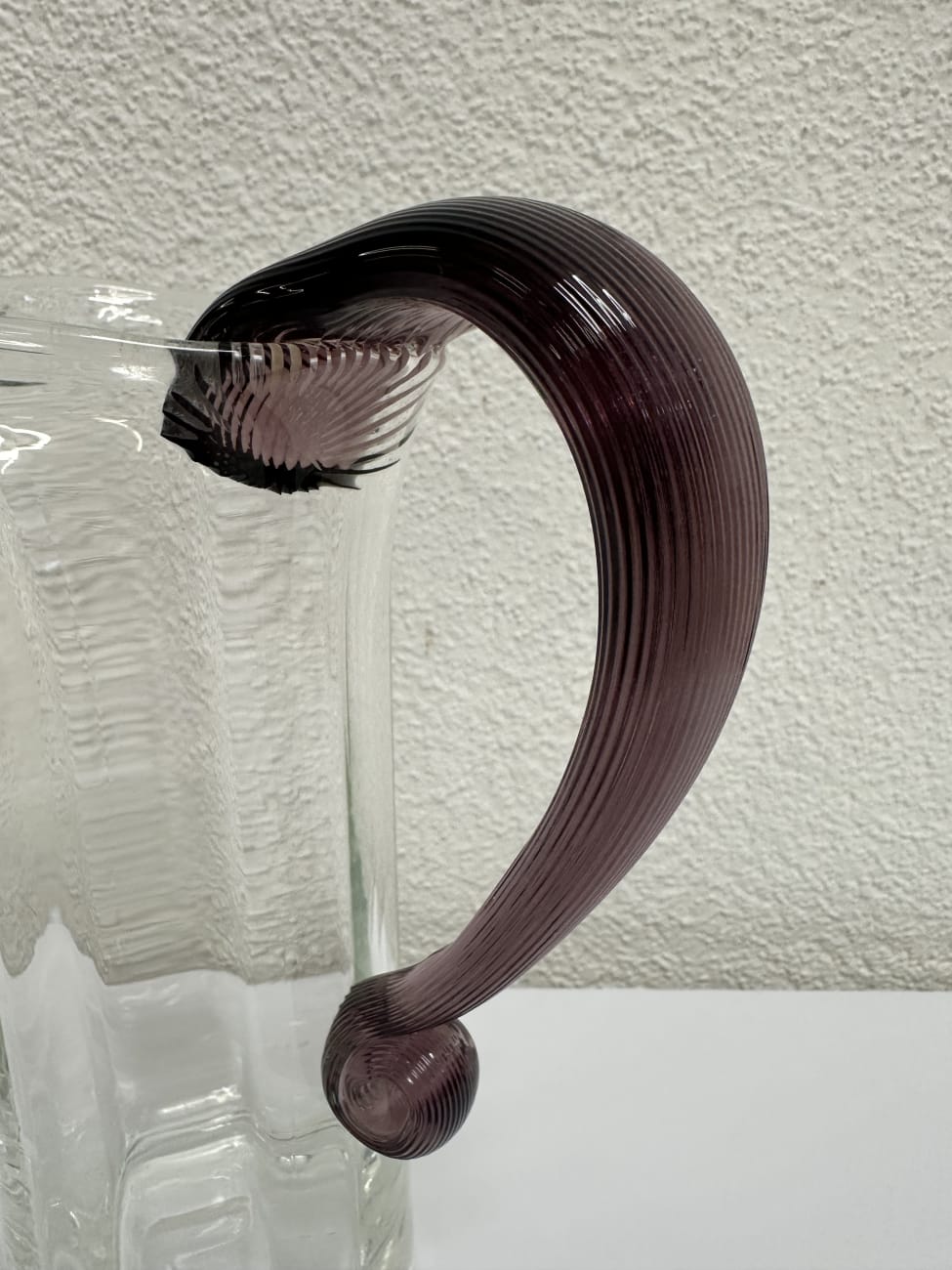 Vintage Glas-Karaffe mit violettem Henkel und Rillenoptik