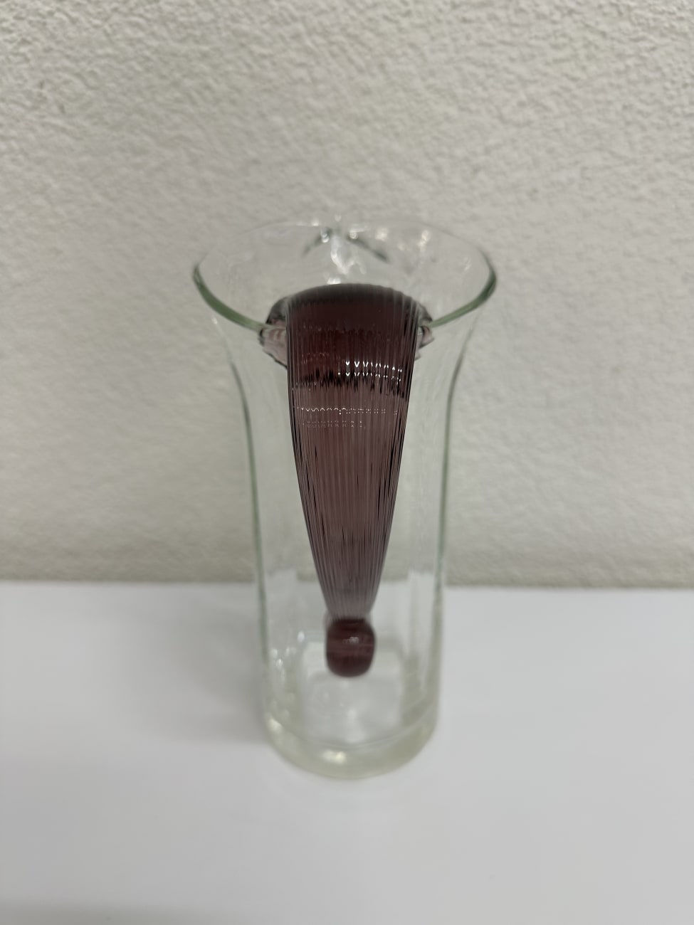 Vintage Glas-Karaffe mit violettem Henkel und Rillenoptik
