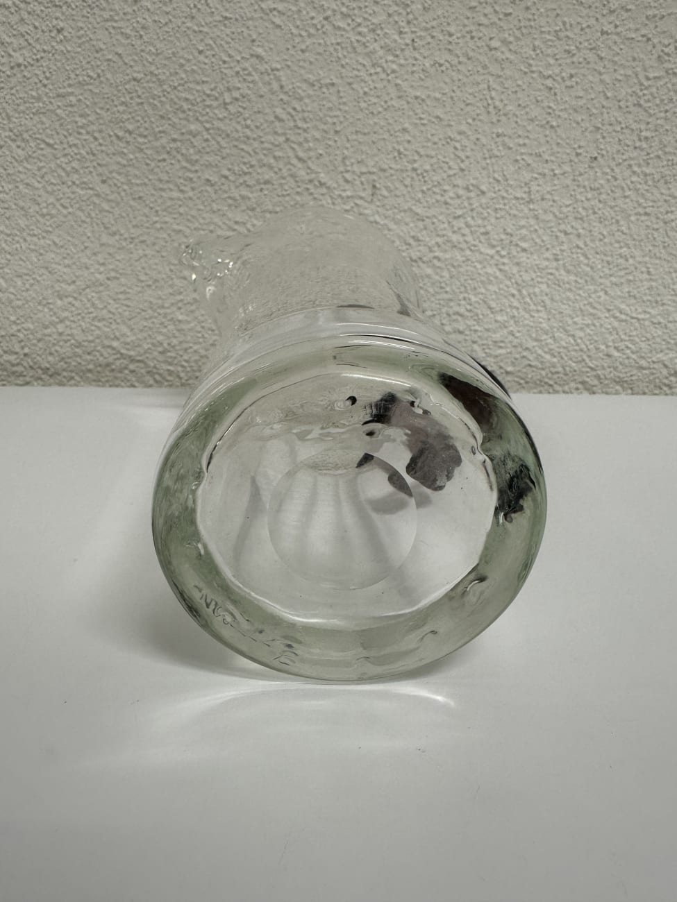 Vintage Glas-Karaffe mit violettem Henkel und Rillenoptik