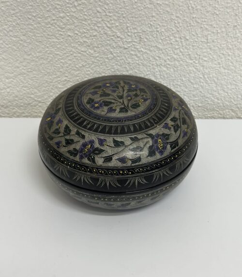 Vintage Dosen Set mit floralen Mustern in Schwarz