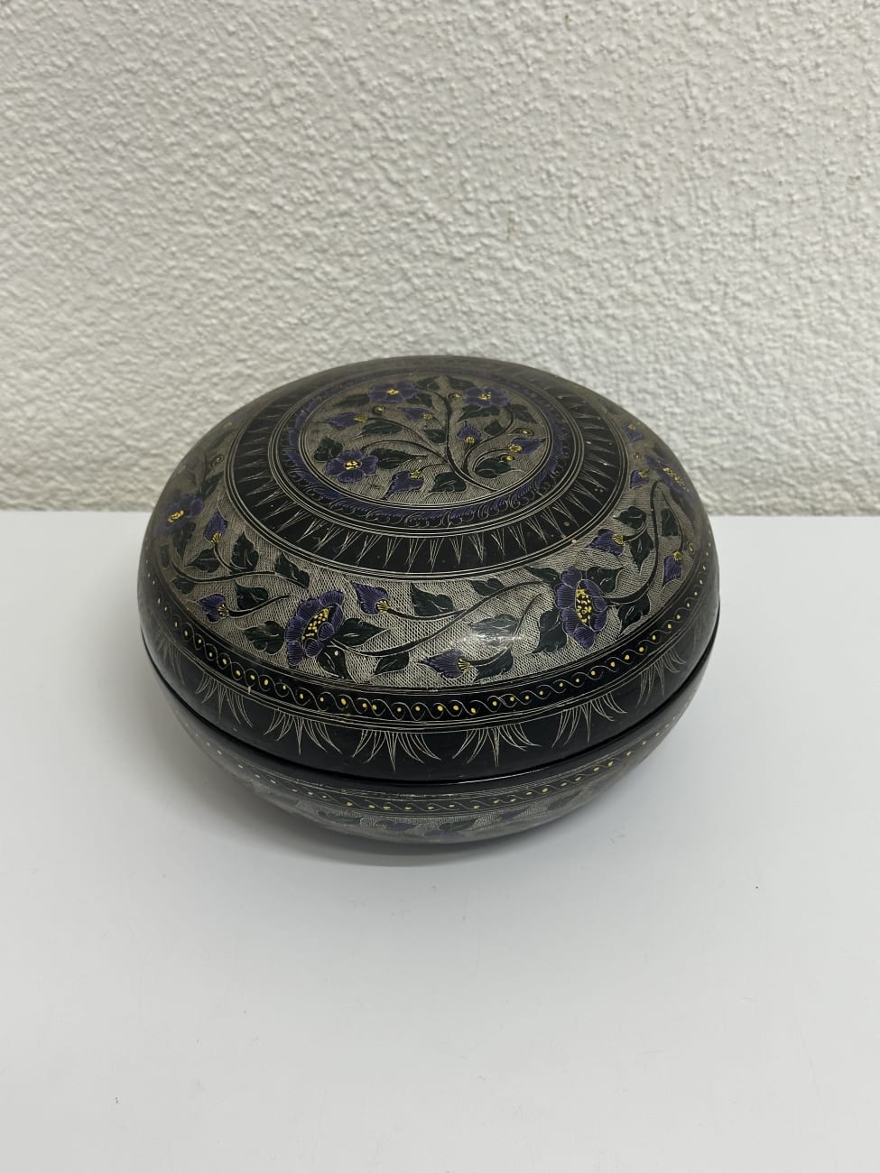 Vintage Dosen Set mit floralen Mustern in Schwarz