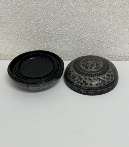 Vintage Dosen Set mit floralen Mustern in Schwarz