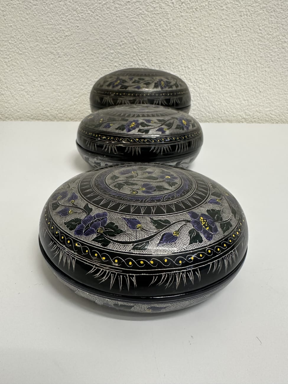 Vintage Dosen Set mit floralen Mustern in Schwarz