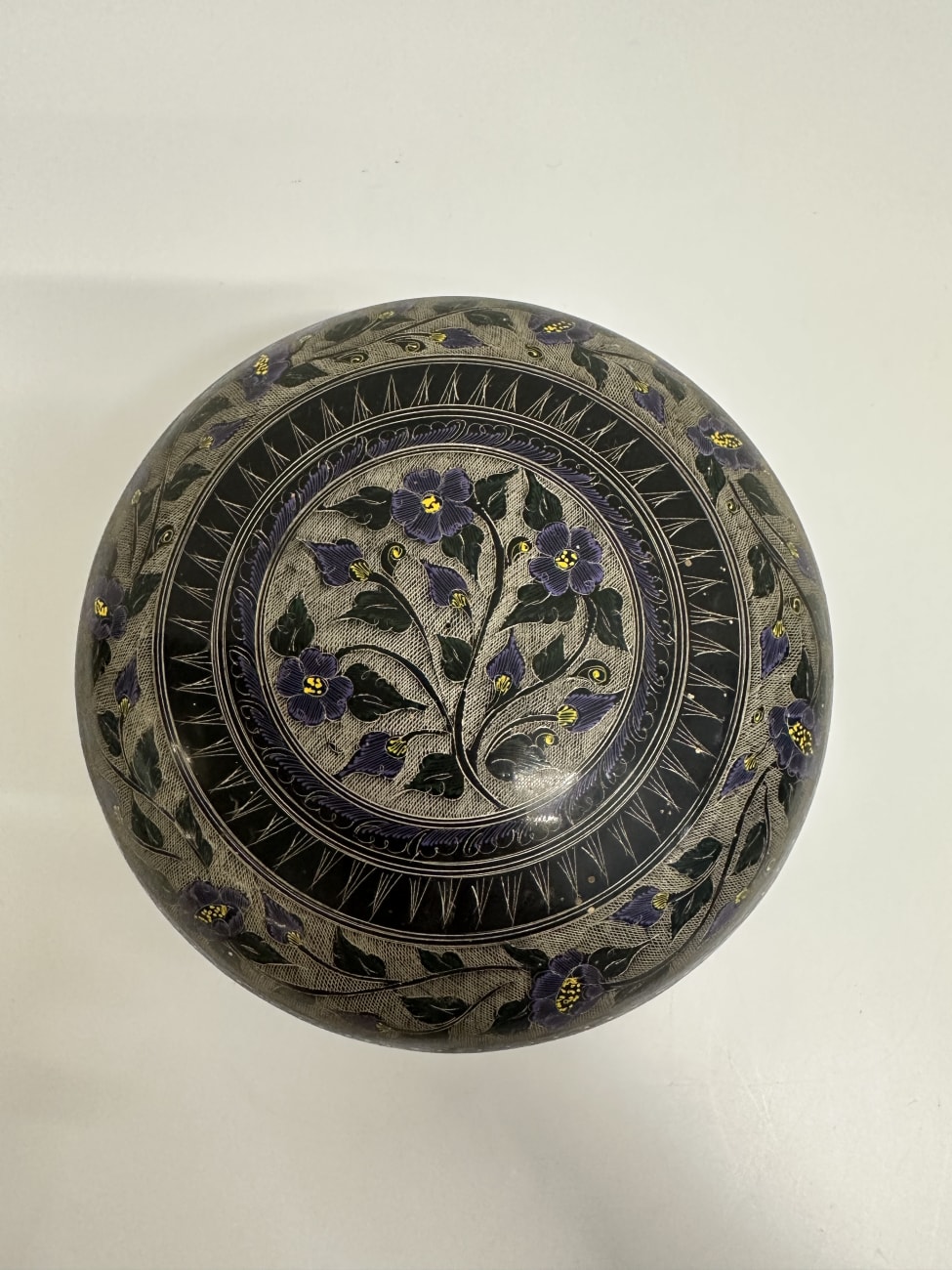 Vintage Dosen Set mit floralen Mustern in Schwarz