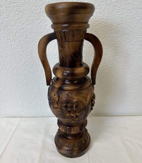 Vintage Holzvase mit geschnitzten Trauben und seitlichen Griffen