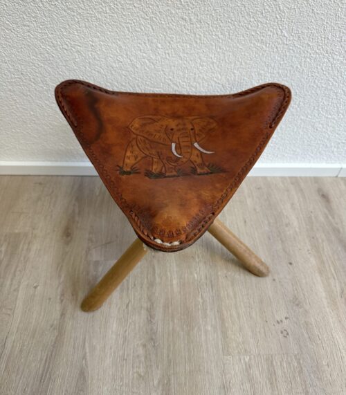 Klapphocker aus Holz mit Ledersitz und Elefantenmotiv