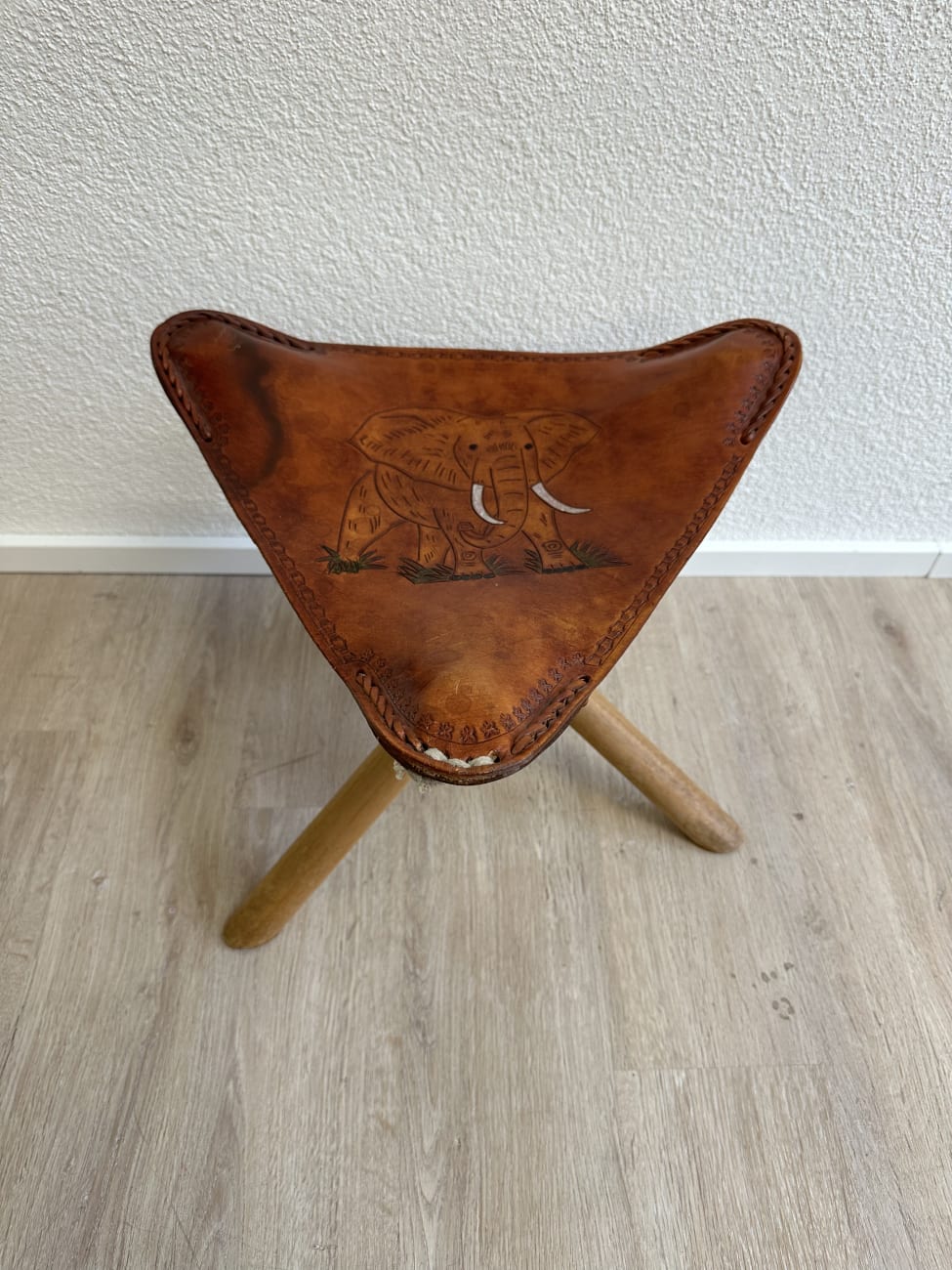 Klapphocker aus Holz mit Ledersitz und Elefantenmotiv