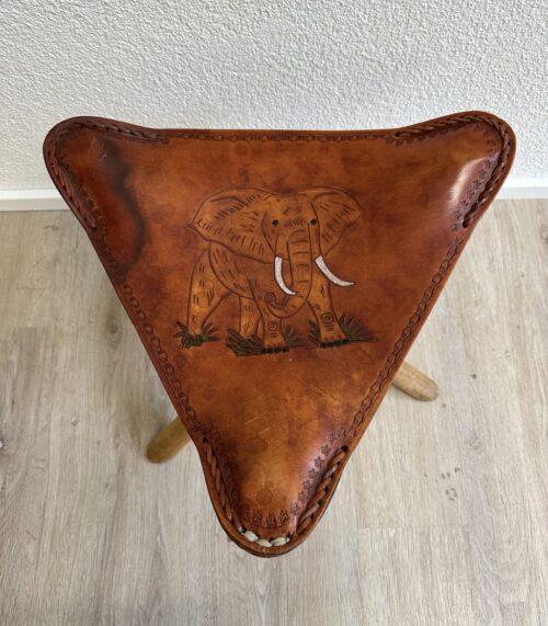Klapphocker aus Holz mit Ledersitz und Elefantenmotiv