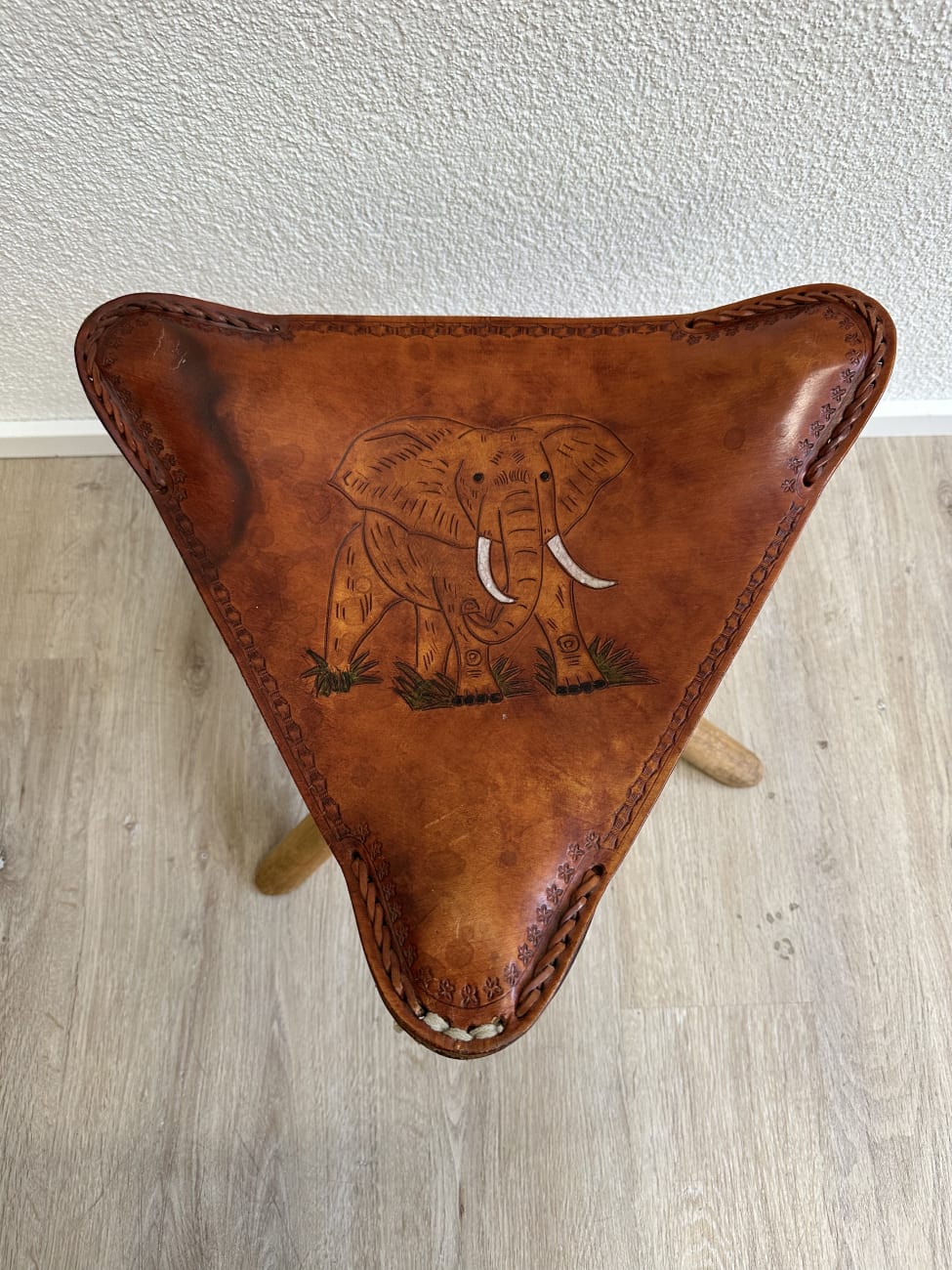 Klapphocker aus Holz mit Ledersitz und Elefantenmotiv
