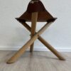 Klapphocker aus Holz mit Ledersitz und Elefantenmotiv