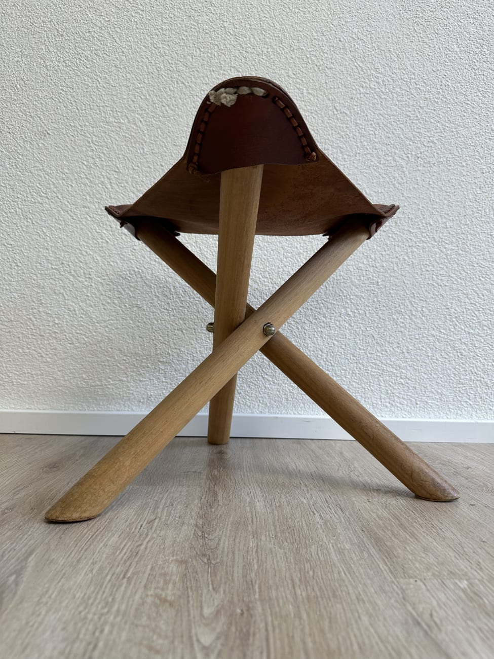 Klapphocker aus Holz mit Ledersitz und Elefantenmotiv
