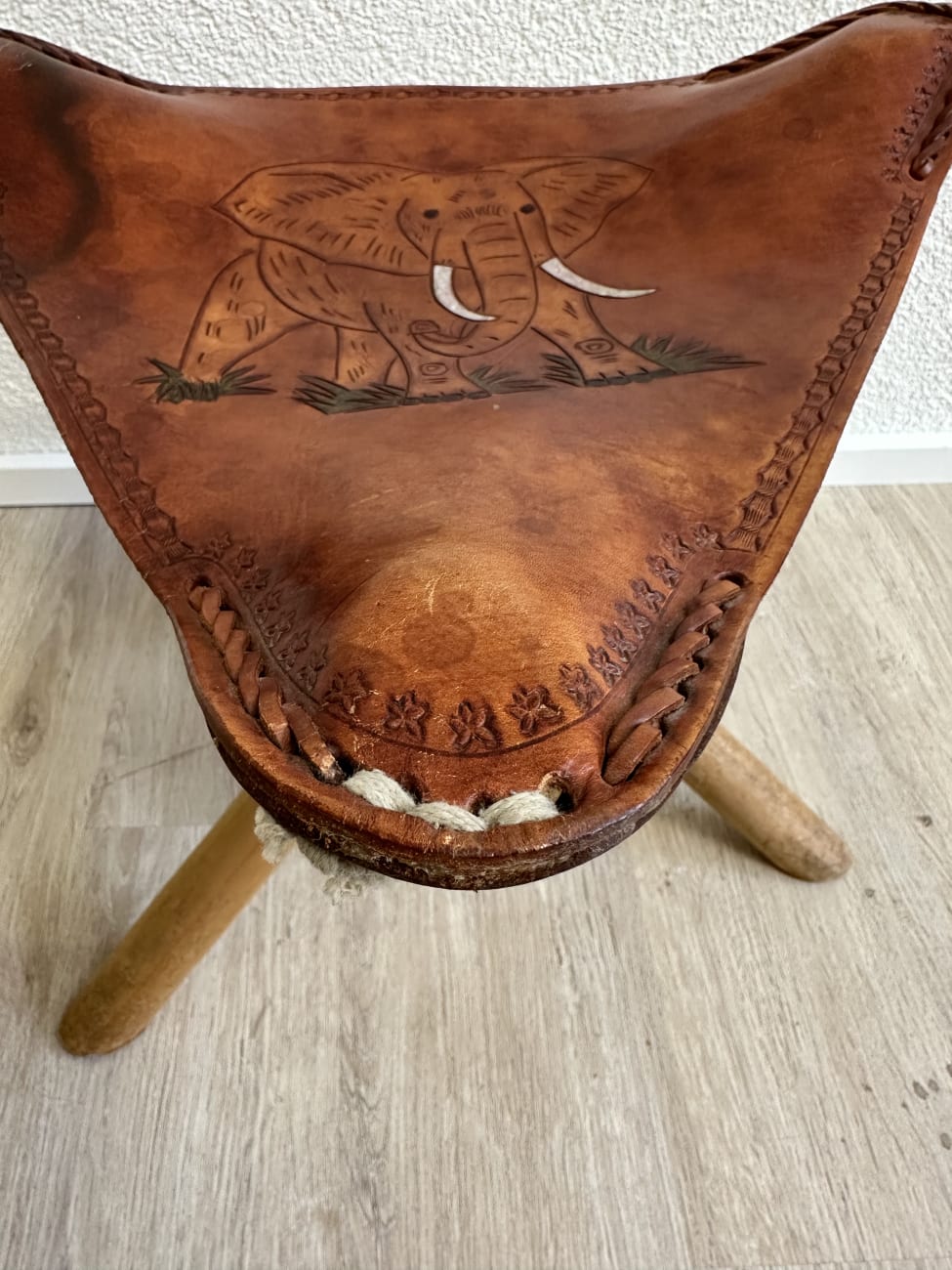 Klapphocker aus Holz mit Ledersitz und Elefantenmotiv