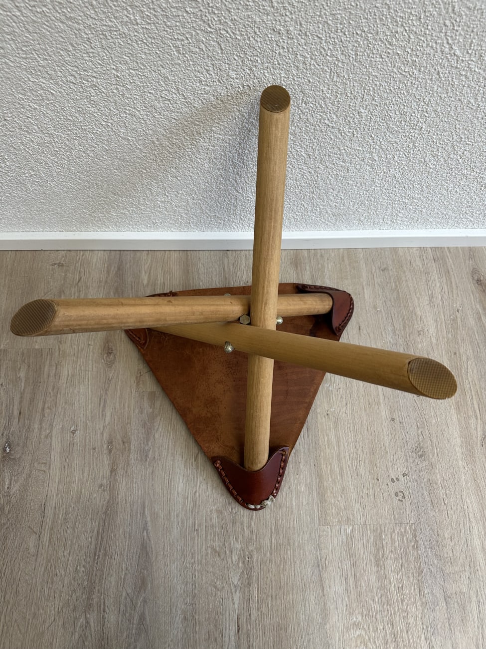 Klapphocker aus Holz mit Ledersitz und Elefantenmotiv